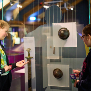 Schülerinnen in der Ausstellung des Wikinger Museums Haitahbu